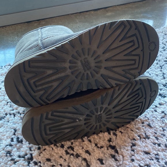 Women’s classic Short Gray UGG - Picture 8 of 10